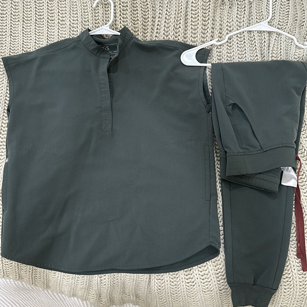 Figs Women's Scrub Top and Jogger Set in bonsai
